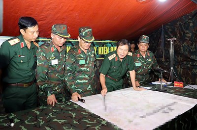 View - 	Thượng tướng Nguyễn Tân Cương chỉ đạo và kiểm tra diễn tập